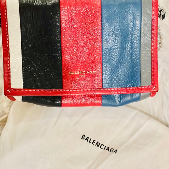 Beautiful BALENCIAGA CROSSBODY BAG - Picture 1 of 4
